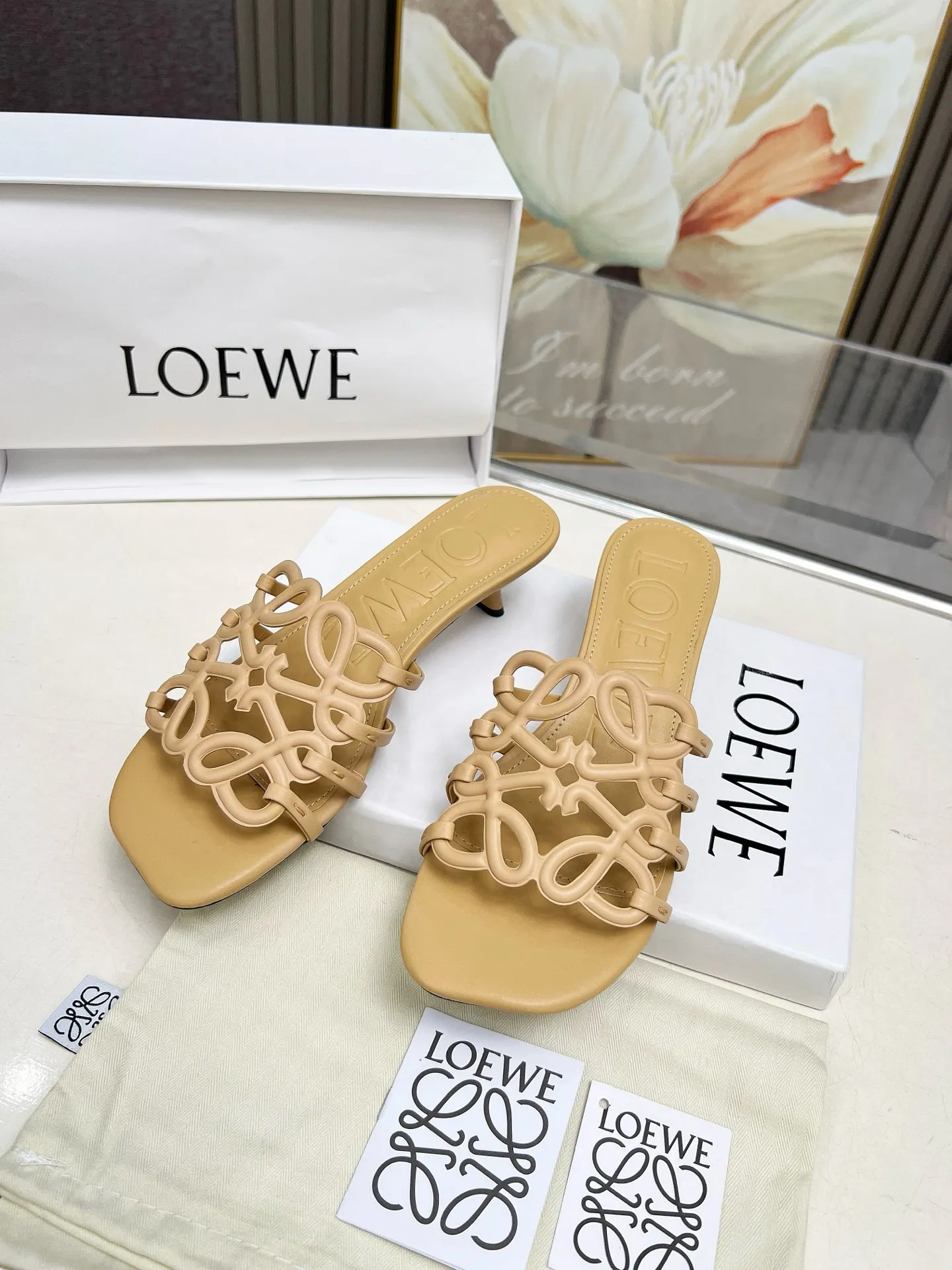 👟👟Ex-factory price 500👟👟 LOEWE 2025 SS summer limited edition hollow slippers, it is a very comprehensive noble fashion brand, highly recommended to all little fairies.   1⃣️Material: Imported cowhide 2⃣️Inner lining: Imported Italian lambskin, super soft and delicate 3⃣️Outsole: Imported Italian original original color genuine leather outsole Heel height 4.5 4⃣️Code number: 35 to 39 (40.41.42.43. Customized)